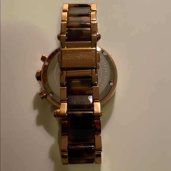 Michael Kors Rose Gold Tortoise Shell Link Watch - Picture 4 of 4